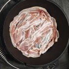 Dutch Oven mit Bacon auslegen